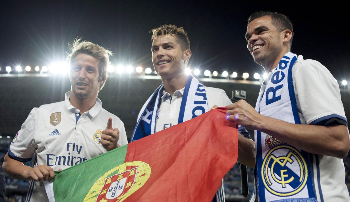 Pemain Real Madrid, Cristiano Ronaldo, Fabio Coentrao dan Pepe melakukan selebrasi usai menjuarai La Liga 2016-2017 di Stadion La Rosaleda, Malaga, Minggu,(21/5/2017). Cristiano Ronaldo meraih gelar pemain terbaik FIFA 2017. (EPA/Sergio Camacho)