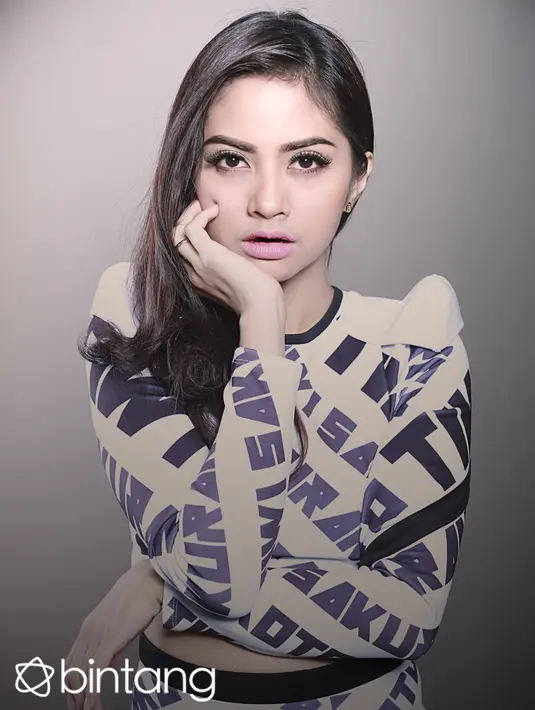 Namanya Tiwi mulai dikenal saat bersama grup T2 bersama dengan Tika. Namanya makin dikenal lewat single berjudul 'OK'. (Febio Hernanto/Bintang.com)