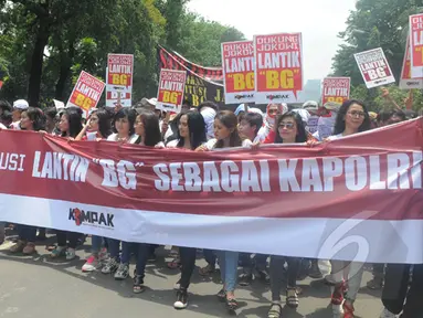 Massa yang tergabung dalam Kompak pendukung Komjen Budi Gunawan melakukan aksi di depan Istana Merdeka, Jakarta, Senin (16/2/2015). (Liputan6.com/Herman Zakharia)