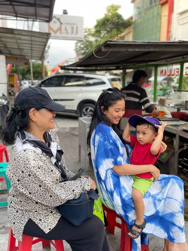 6 Potret Olivia Zalianty Pakai Daster Makan di Pinggir Jalan, Ajak Ibu dan Anak