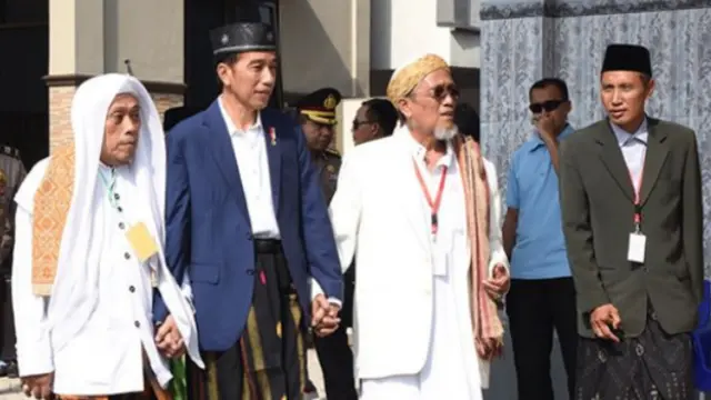 Jokowi bersama KH Masbuhin Faqih. (Merdeka.com)