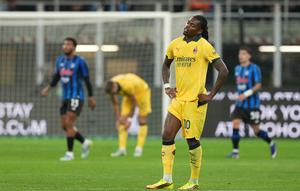 Ekspresi Rafael Leao saat gawang AC Milan dijebol Atalanta di laga pekan ke-36 Liga Italia 2025/2026 di San Siro, Senin (11/05/2026) dini hari WIB. (AP Photo/Antonio Calanni)