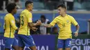 Pemain Brasil, Philippe Coutinho (kanan) mencetak satu gol saat timnya melawan Ekuador pada laga kualifikasi Piala Dunia 2018 zona CONMEBOL di Porto Alegre, Brasil, (31/8/2017). Brasil menang 2-0. (AP/Andre Penner)