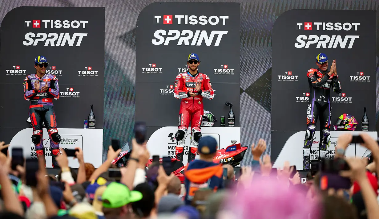Memulai balapan dari posisi ketiga, Enea Bastianini berhasil mengatasi dominasi Jorge Martin dan Aleix Espargaro. (BENJAMIN CREMEL/AFP)