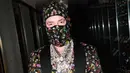 Rapper asal Kolombia ini mengenakan gaya super swag. Paduan dua rumah mode ternama, Moschino dan Jeremmy Scott. Baju hitam dengan aksen payet bunga lengkap dengan masker dan aksesori statement yang mebuat tampilan keseluruhannya terlihat kian eksentrik.