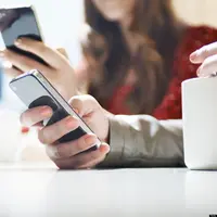 Teknologi bisa mendekatkan yang jauh dan menjauhkan yang dekat. (Foto: huffingtonpost.com)