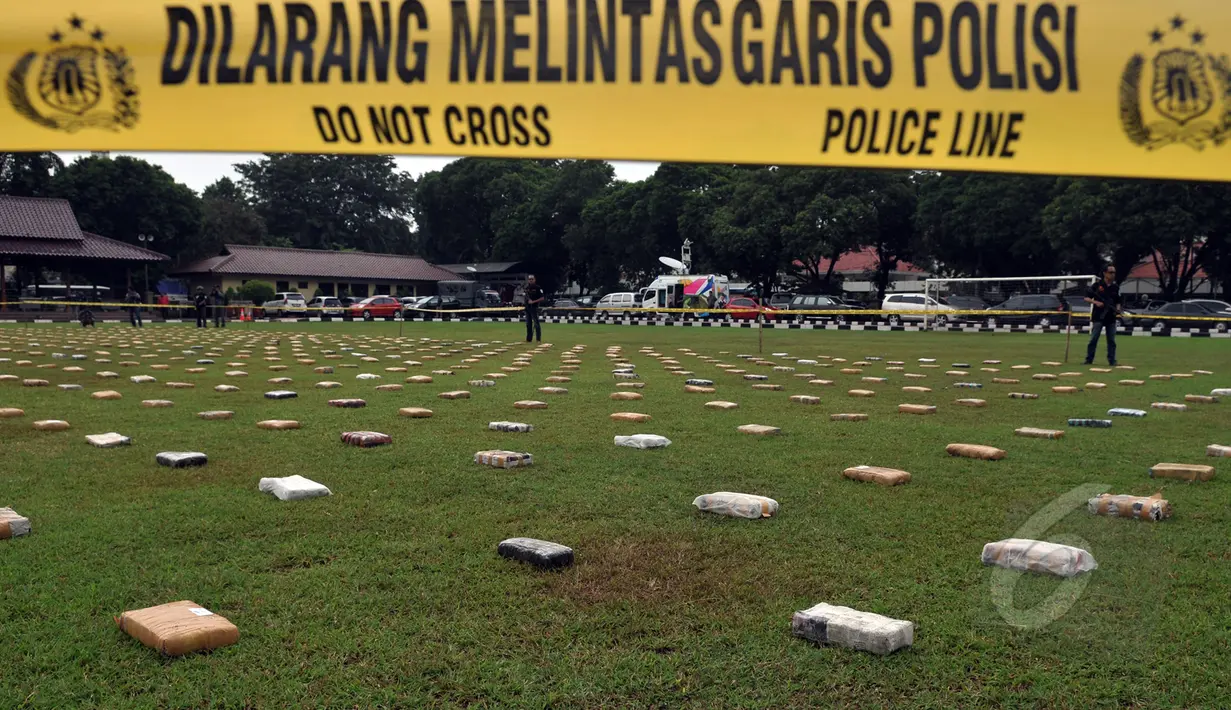 Sebanyak 2,1 ton ganja kering asal Aceh dalam kemasan diletakan saat rilis pengungkapan di Lapangan Bhayangkara, Jakarta, Senin (11/5/2015). Tampak petugas kepolisian berjaga di sekitar lokasi pengungkapan. (Liputan6.com/JohanTallo)
