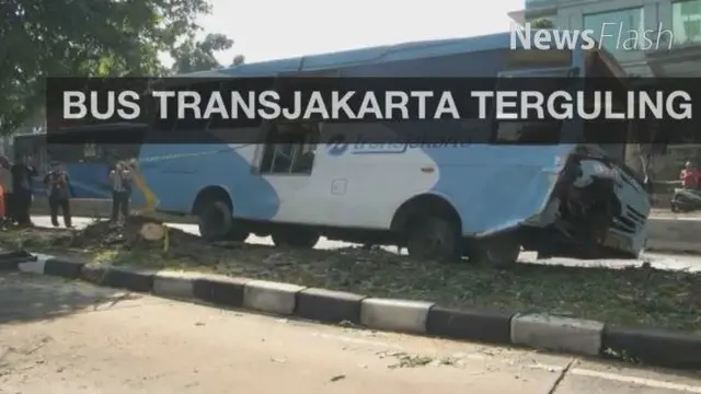  Bus feeder Transjakarta rute Dukuh Atas-Ragunan terguling di Jalan Warung Jati Barat, Jakarta Selatan. Diduga sebuah batu kecil membuat kecelakaan itu terjadi.