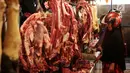 Calon pembeli melihat daging yang dijajakan di salah satu kios di Pasar Senen, Jakarta, Kamis (22/6). Harga daging sapi segar diprediksi dapat melonjak hingga Rp 150.000 per kilogram sampai menjelang Lebaran 2017. (Liputan6.com/Angga Yuniar)