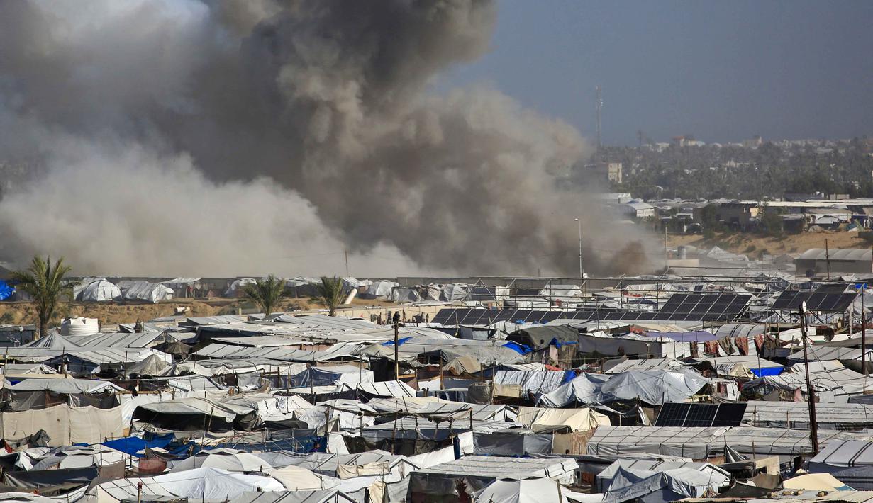 Militer Israel mengonfirmasi telah melakukan sejumlah serangan udara, yang diklaim sebagai respons atas pelanggaran gencatan senjata oleh Hamas pada Jumat (30/1/2026). Tampak dalam foto, asap mengepul dari tempat penampungan Gath, yang menampung pengungsi Palestina, setelah serangan udara Israel di sebelah barat Khan Yunis, Jalur Gaza selatan pada 31 Januari 2026. (Bashar Taleb/AFP)