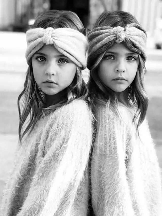 [Bintang] 10 Potret Menggemaskan Sepasang Saudara Kembar Tercantik di Dunia