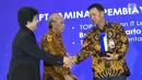 Direktur Keuangan Askrindo Syariah, Subagio Istiatno (kanan) menerima penghargaan TOP IT & TELCO 2018 di Jakarta, Kamis (6/12). Penghargaan diberikan kepada institusi yang berhasil meningkatkan kinerja, daya saing dan pelayanan. (Liputan6.com/HO/Iqbal)