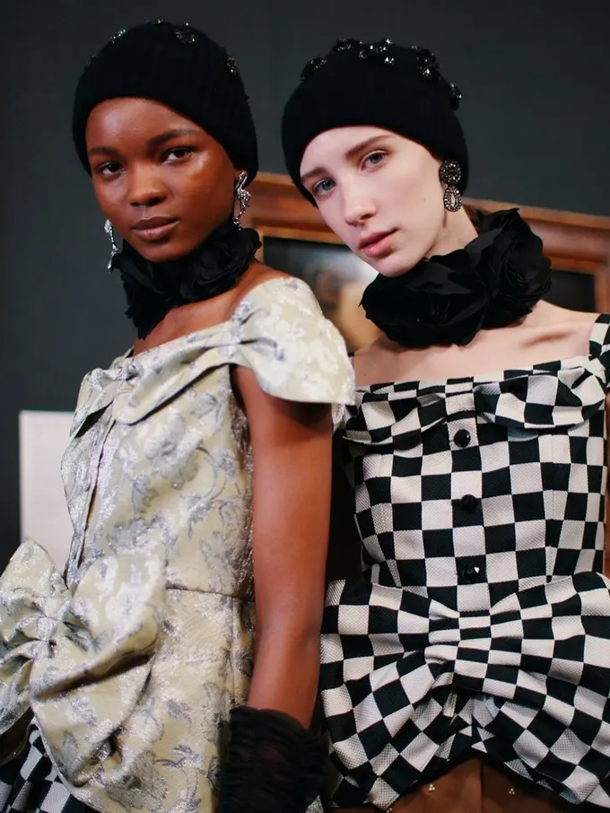 Tren motif papan catur