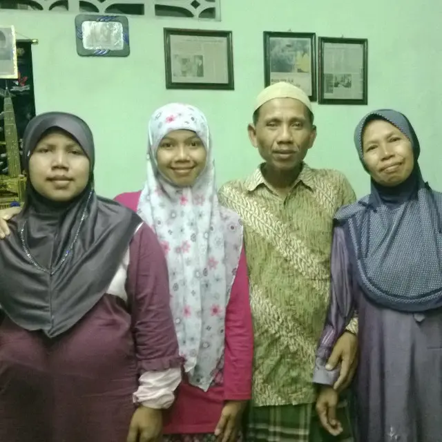 6 Potret Hangat Kebersamaan Raeni dengan Orangtuanya, Sosok yang Sederhana