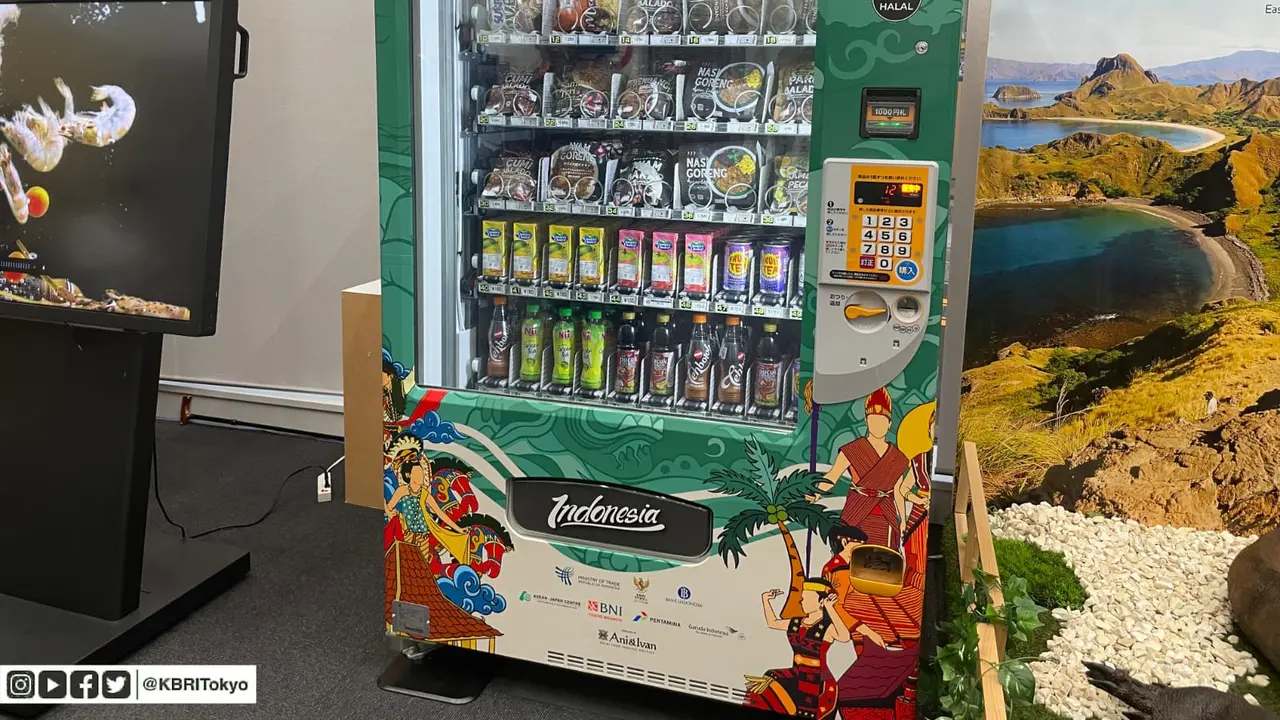 Indonesia Halal Vending Machine di Tokyo berisi berbagai produk-produk Nusantara.
