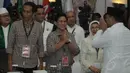Istri Jokowi tampak membalas salam yang diberikan Prabowo (Liputan6.com/Herman Zakharia) 