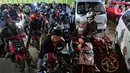 Sejumlah pemudik motor mengantre menaiki kapal di Pelabuhan Merak, Banten, Rabu (5/5/2019) dini hari. Satu hari sebelum larangan mudik diberlakukan pada 6 Mei 2021, para pemudik yang akan menuju Pulau Sumatera mulai memadati Pelabuhan Merak. (Liputan6.com/Herman Zakharia)