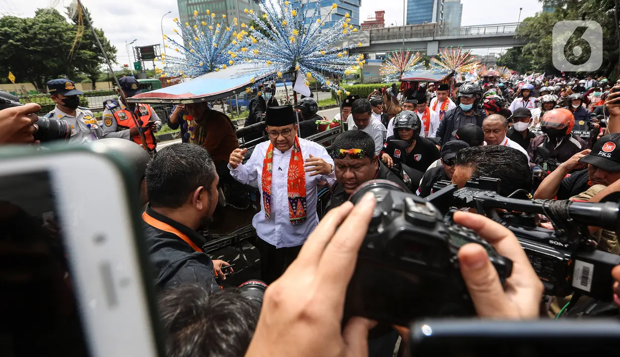 Anies Baswedan tiba untuk menghadiri deklarasi Capres 2024 di Kantor DPP PKS, Jakarta, Kamis (23/2/2023). Tak hanya itu, beberapa kader juga memainkan gendang marawis sebelum Anies memasuki Kantor DPP PKS. (Liputan6.com/Johan Tallo)