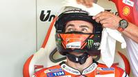 Pebalap Ducati, Jorge Lorenzo menunggu helmnya selesai dibersihkan saat sesi latihan bebas pada balapan San Marino Moto GP Grand Prix di Marco Simoncelli Circuit, Misano (9/9/2017). (AFP/Andreas Solaro)