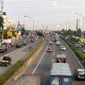 Sejumlah kendaraan pribadi dan truk barang di Tol Lingkar Luar Jakarta, (29/12). Berdasarkan surat edaran Kemenhub No.48 Tahun 2015, truk tidak diperbolehkan melintas di sepanjang jalan tol Cikampek mulai 30 Desember 2015. (Liputan6.com/Yoppy Renato)