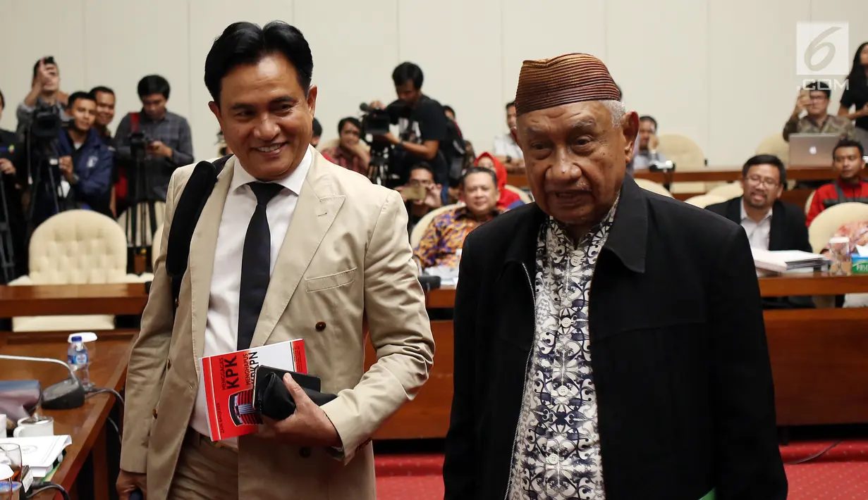 Yusril Ihza Mahendra dan Zain Badjeber memenuhi Undangan Pansus Hak Angket KPK di Senayan, Jakarta, Senin (10/7). Keduanya dipanggil untuk dimintai masukan mengenai kedudukan KPK dalam struktur ketatanegaraan. (Liputan6.com/Johan Tallo)