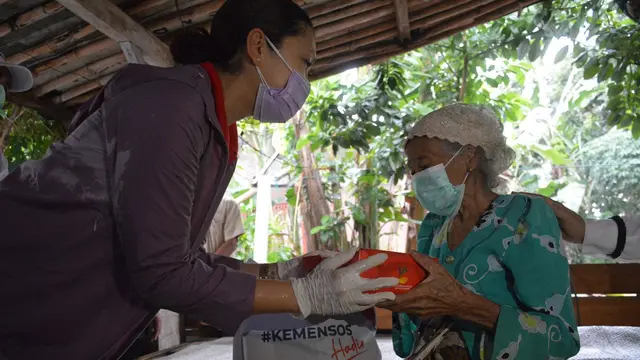 Tim Kementerian Sosial menyalurkan bantuan sosial dampak Corona Covid-19 di Kelurahan Jombang, Kecamatan Ciputat, Kota Tangerang Selatan.