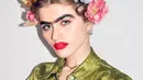  Bukan hanya karena alisnya yang tebal, Sophia Hadjipanteli berani tampil dengan alis yang bersambung ala pelukis Frida Kahlo. (instagram.com/sophiahadjipanteli)