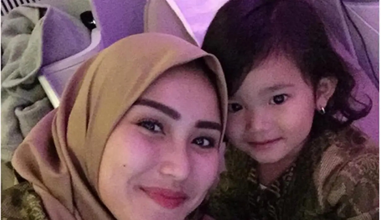 Bahkan demi menjalani umrah kali ini, penyanyi dangdut asal Depok itu rela meluangkan waktunya. Ia tidak mengambil job saat pergantian malam tahun baru. (Instagram/ayutingting92)