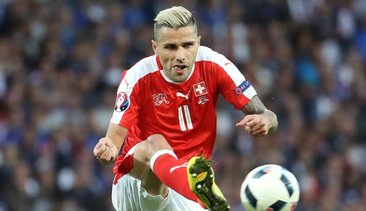 Valon Behrami lahir dari orang tua Albania di Kosovo, tapi mereka meninggalkan daerah itu ketika Behrami berusia lima tahun dan pindah ke daerah berbahasa Italia di Swiss. (AFP/Kenzo Tribouillard) 