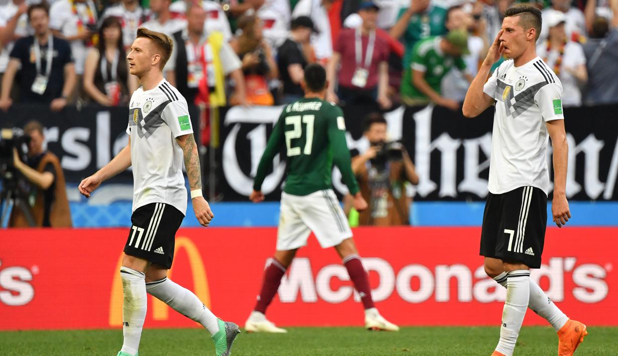 Gelandang Jerman, Marco Reus dan Julian Draxler, tampak kecewa usai dikalahkan Meksiko pada laga Grup F Piala Dunia di Stadion Luzhniki, Moskow, Minggu (17/6/2018). Jerman kalah 0-1 dari Meksiko. (AP/Victor Caivano)