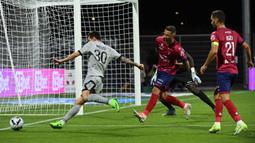 Les Parisiens berhasil membuka keunggulan pada menit ke-9 setelah Neymar berhasil memanfaatkan umpan dari Lionel Messi.  Sementara itu, dua gol selanjutnya dicetak oleh Achraf Hakimi pada menit ke-26 dan Marquinhos pada menit ke-38. (AFP/Jean-Philippe Ksiazek)