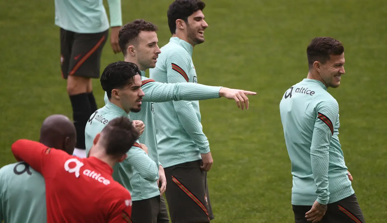(Kiri ke Kanan) Gelandang Portugal Vitinha, penyerang Diogo Jota, Goncalo Guedes dan gelandang Otavio Monteiro saat sesi latihan di stadion Dragao di Porto (28/3/2022). Portugal akan menghadapi Makedonia Utara di final Play-off Jalur C Kualifikasi Piala Dunia 2022 zona Eropa. (AFP/Miguel Riopa)