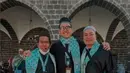 Postingan Merry langsung diserbu komentar dari warganet yang menyanjung habis-habisan Raffi Ahmad dan Nagita Slavina yang dikenal loyal pada pegawainya. Raut wajah bahagia begitu terpancar dari wajah Merry asisten Raffi Ahmad tersebut. (Liputan6.com/G/@radithyap)