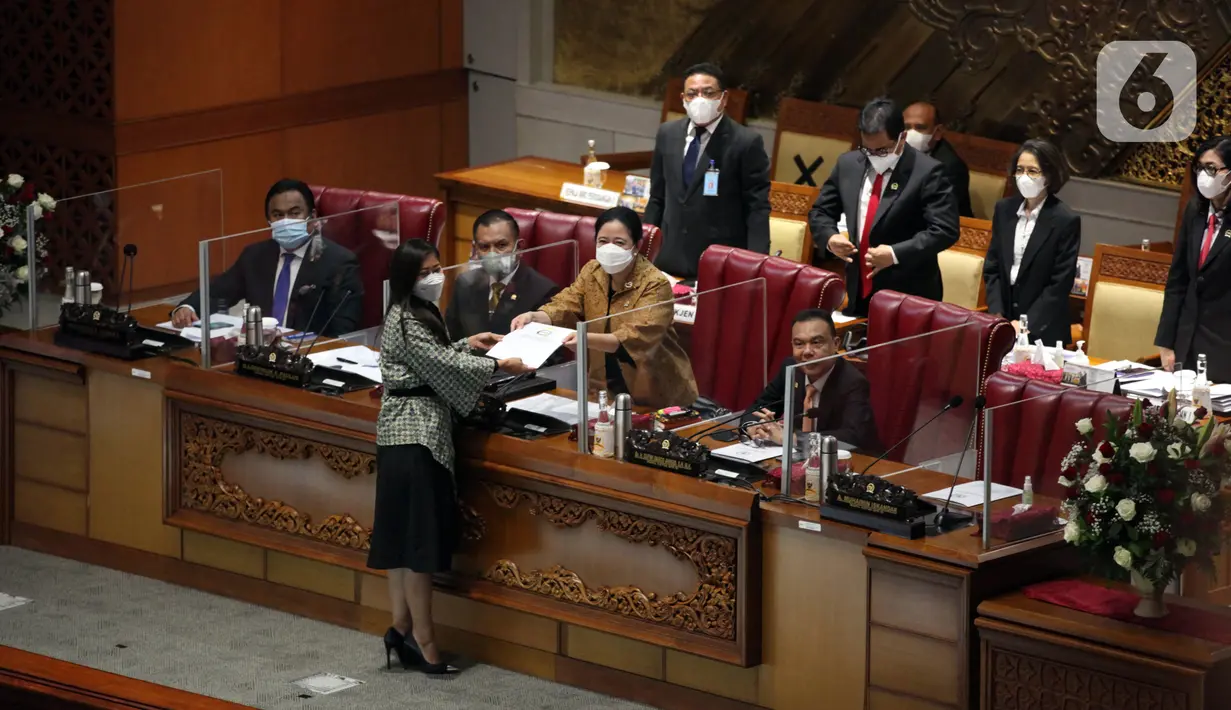 Ketua Komisi I DPR RI Meutya Hafid memberikan berkas kepada Ketua DPR Puan Maharani dalam Sidang Paripurna di Kompleks Parlemen, Jakarta, Senin (8/11/2021). DPR menyepakati penetapan Jenderal TNI Andika Perkasa sebagai Panglima TNI. (Liputan6.com/Johan Tallo)