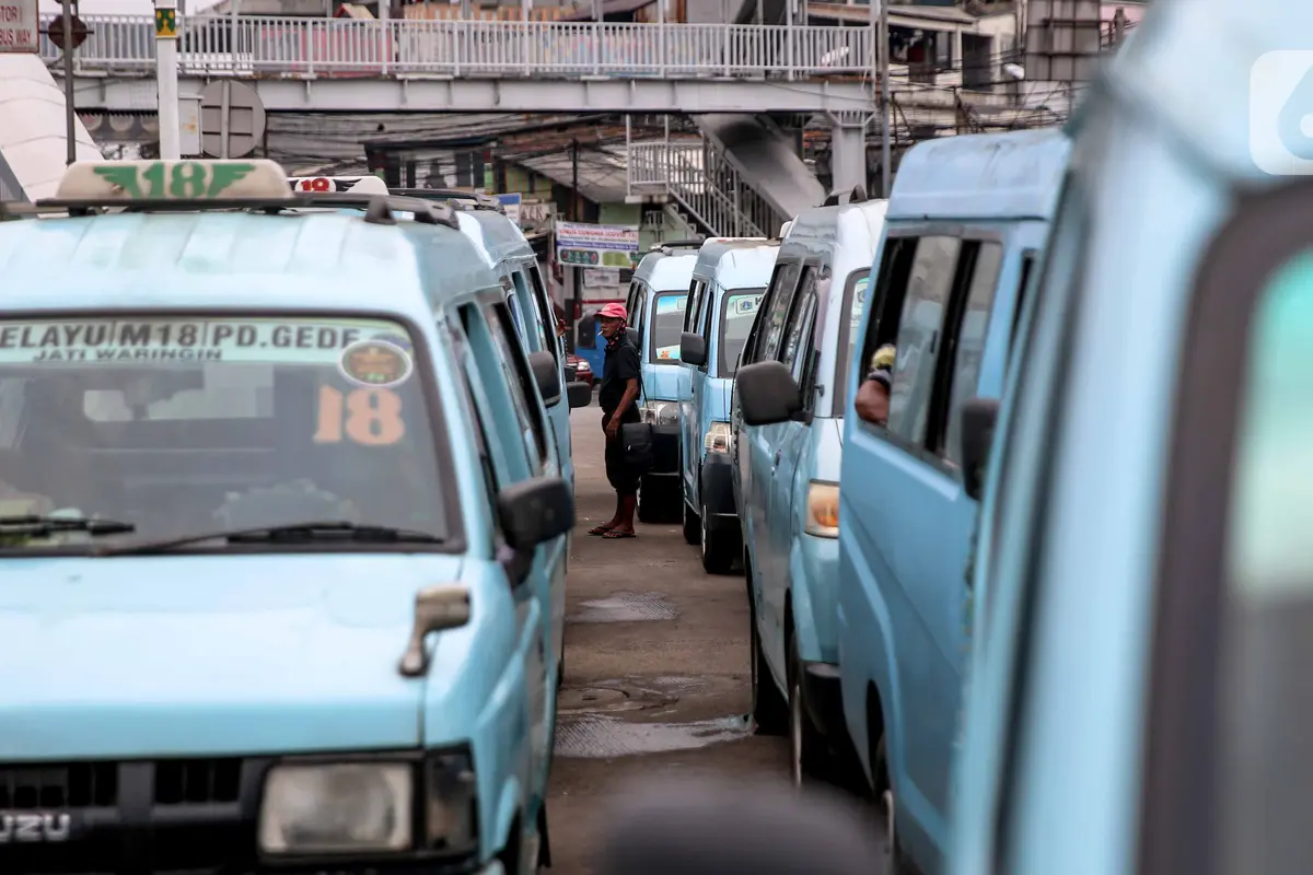 Penumpang Angkot Makin Sepi