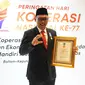 Wali Kota Cilegon Helldy Agustian saat menerima penghargaan sebagai Tokoh Penggerak Koperasi Utama di acara peringatan Hari Koperasi Nasional (Harkopnas) ke-77.