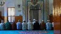 Para muslim sholat di masjid shaf depan (Pexels)