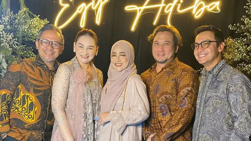 Potret Tengku Firmansyah - Cindy Fatika Sari, bersama Mona Ratuliu dan suami (Sumber: Instagram/@tengku_firmansyah)