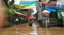 Banjir merendam permukiman warga di kawasan Kebalen, Jakarta, Sabtu (20/2/2021). Curah hujan yang tinggi menyebabkan banjir setinggi orang dewasa di kawasan Kebalen. (Liputan6.com/Johan Tallo)