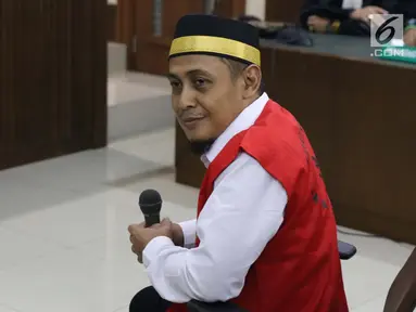 Terdakwa penyebaran berita bohong tentang 7 kontainer berisi surat suara Pemilu 2019 yang telah tercoblos, Bagus Bawana Putra saat menjalani sidang perdana di Pengadilan Negeri Jakarta Pusat, Kamis (4/4). Sidang mendengar dakwaan dari Jaksa Penuntut Umum. (Liputan6.com/Helmi Fithriansyah)
