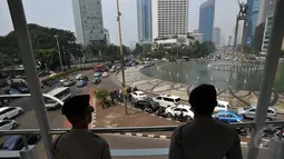 Sejumlah petugas kepolisian tampak berjaga di JPO sekitar Bundaran Hotel Indonesia, Jakarta (20/5/2015). Penjagaan ini berkaitan dengan akan dilaksanakannya aksi ribuan mahasiswa di depan Istana Presiden. (Liputan6.com/Johan Tallo)