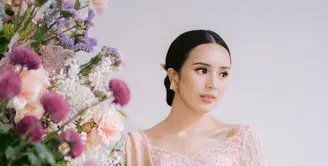Di momen pertunangannya, Beby Tsabina tampil penuh pesona memilih mengenakan kebaya dan wastra bernuansa pink. [Foto: Instagram/bebytsabina]