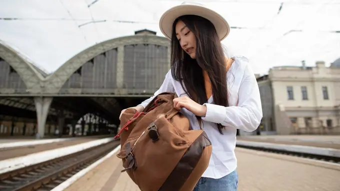 7 Barang yang Wajib Ada di Tas Perempuan Saat Bepergian Sendiri - Cover