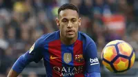 Penyerang Barcelona, Neymar, saat tampil melawan Real Madrid pada laga La Liga di Camp Nou, Spanyol, Sabtu (3/12/2016). (AFP/Pau Barrena)