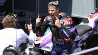 Pembalap Yamaha asa Prancis Fabio Quartararo berselebrasi setelah memenangkan MotoGP Catalunya di Circuit Barcelona de Catalunya, Minggu (5/6/2022).&nbsp;(LLUIS GEN / AFP)