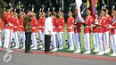 Presiden Rodrigo Duterte dan Presiden Joko Widodo memberi hormat kepada bendera negara saat tiba di Istana Negara, Jakarta, Jumat (9/9). Duterte memilih Indonesia sebagai tujuan kunjungan kenegaraan pertama. (Liputan6.com/Faizal Fanani)