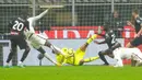 Pemain AS Roma Tammy Abraham (kedua kiri) mencetak gol ke gawang AC Milan pada pertandingan sepak bola Serie A Liga Italia di Stadion San Siro, Milan, Italia, 8 Januari 2023. Pertandingan berakhir imbang 2-2. (AP Photo/Antonio Calanni)