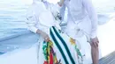 Syahrini juga sempat mengganti pakaiannya selama berlayar. Selain memakai gaun putih, wanita kelahiran Sukabumi, Jawa Barat ini juga mengenakan kemeja putih dengan rok panjang bergambar buah-buahan. Penampilannya semakin glamor dengan aksesoris mewah yang dikenakannya. (Liputan6.com/IG/@princessyahrini)