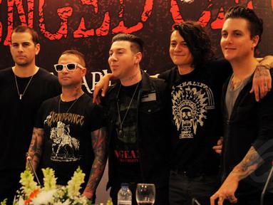 Kelompok musik Avenged Sevenfold (A7X) berfoto bersama jelang konser Asia Tour 2015 Avenged Sevenfold di Jakarta, Sabtu (17/1/2015). (Liputan6.com/Faisal R Syam)