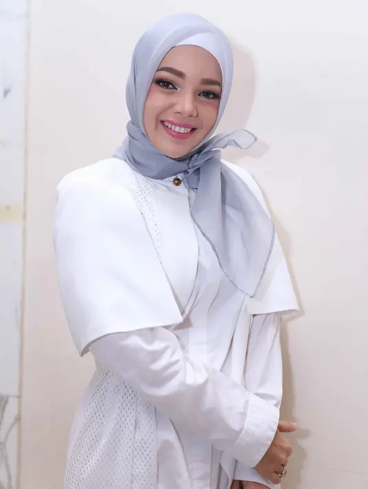 Bukan menu spesial tuntutan suami Dewi Sandra saat bulan pausa. Agus hanya menuntut saat sahur dan buka ada kurma dan air putih. Sang suami juga tidak menuntut takjil apapun selain itu. (Nurwahyunan/Bintang.com)